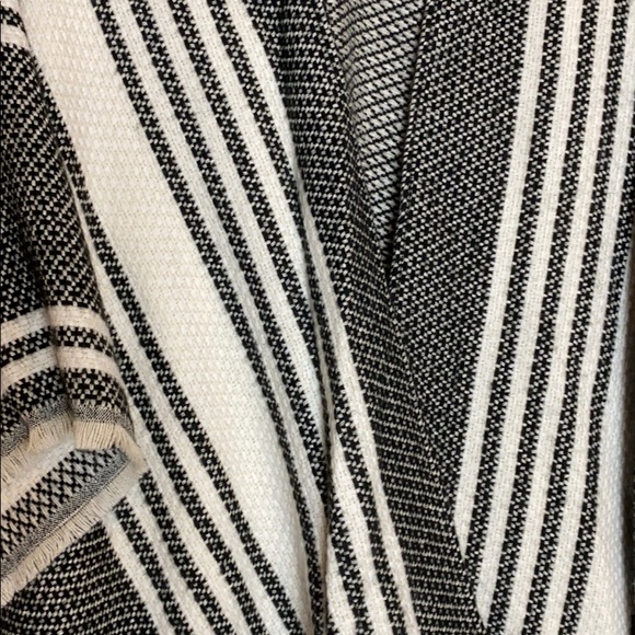 Poncho - Picture 5 of 7